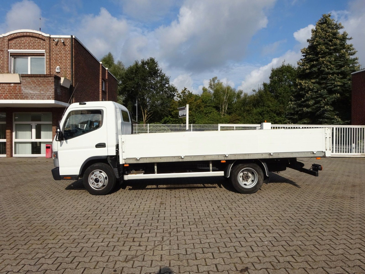 FUSO CANTER 7C15 Pritsche 4x2 - Transportbil med flak: bild 2 FUSO CANTER 7C15 Pritsche 4x2 - Transportbil med flak: bild 2