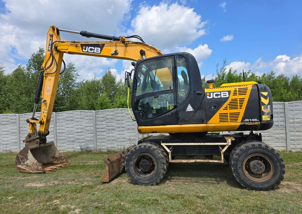 JCB - Grävmaskin på däck: bild 1 JCB - Grävmaskin på däck: bild 1
