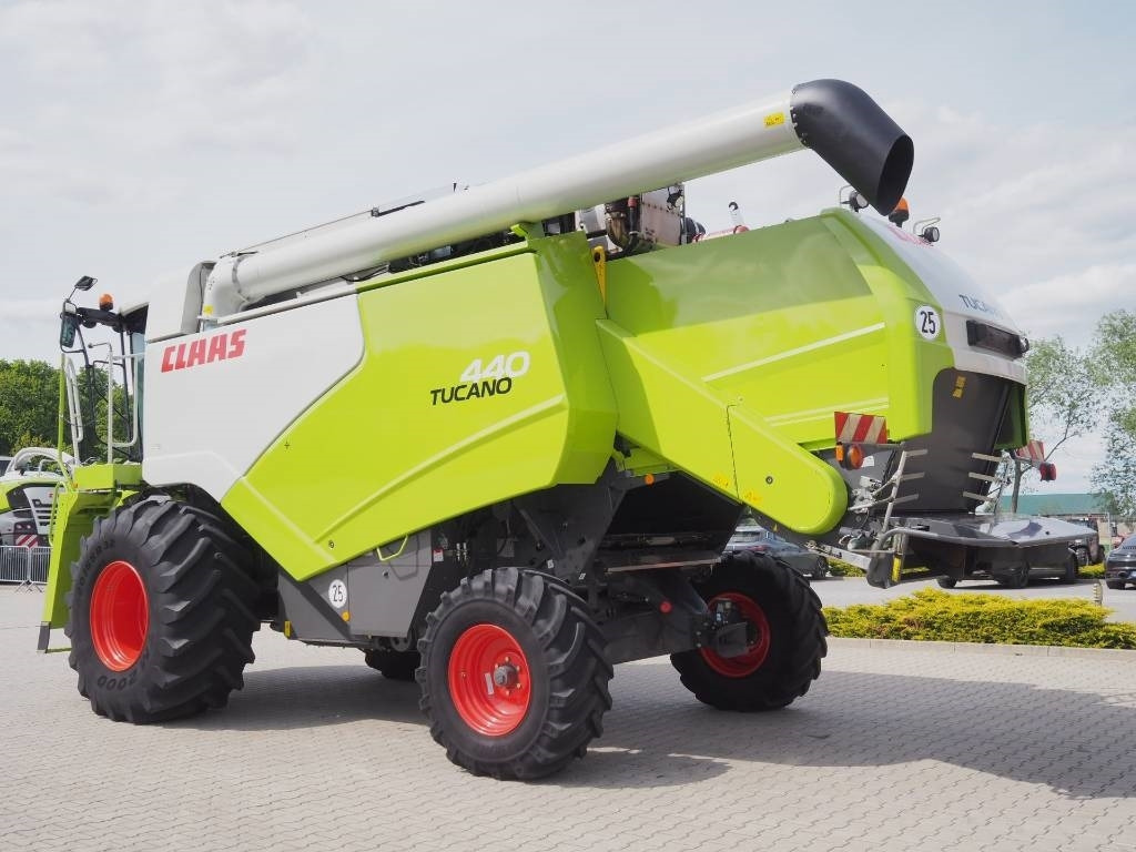 Claas Tucano 440 + V620 - Skördetröska: bild 2 Claas Tucano 440 + V620 - Skördetröska: bild 2