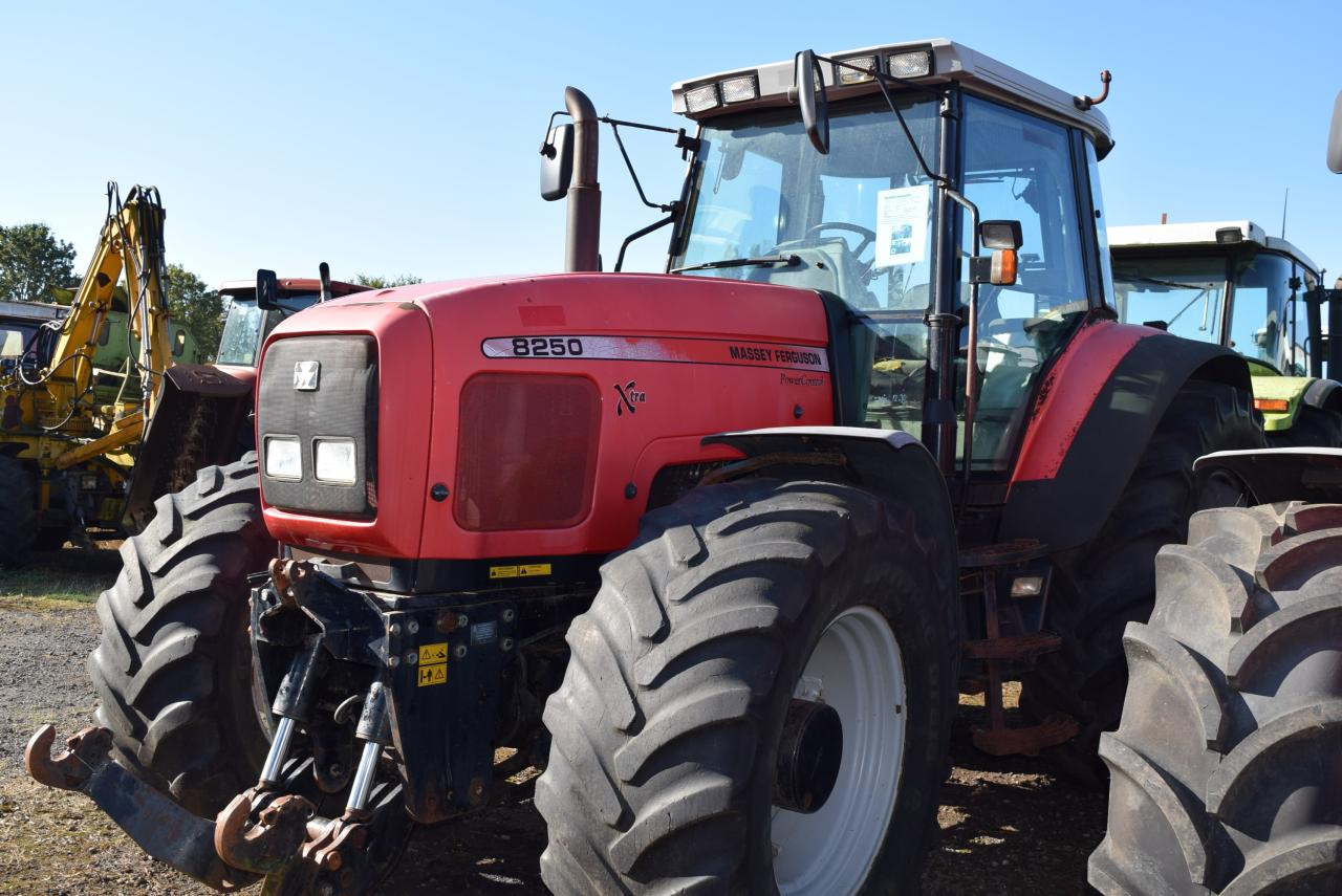 Massey Ferguson MF 8250 - Traktor: bild 2 Massey Ferguson MF 8250 - Traktor: bild 2