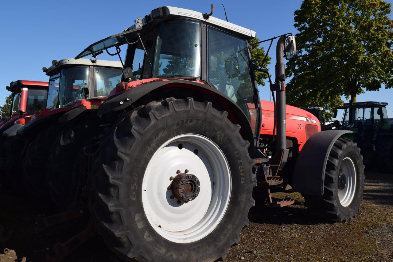 Massey Ferguson MF 8250 - Traktor: bild 4 Massey Ferguson MF 8250 - Traktor: bild 4