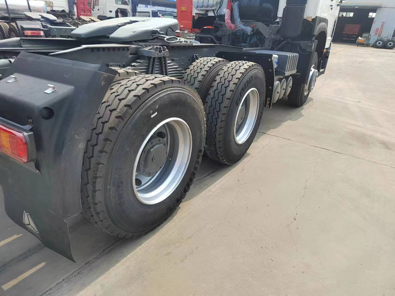 SINOTRUK Trailer head - Dragbil: bild 2 SINOTRUK Trailer head - Dragbil: bild 2