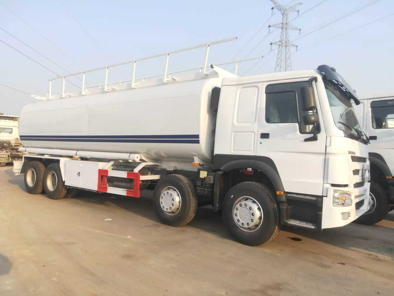 SINOTRUK HOWO Fuel Tank - Tankbil: bild 2 SINOTRUK HOWO Fuel Tank - Tankbil: bild 2
