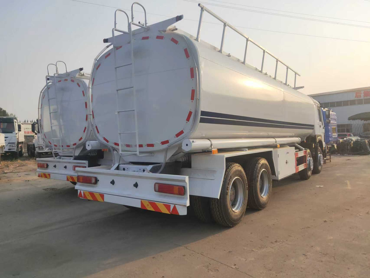 SINOTRUK HOWO Fuel Tank - Tankbil: bild 4 SINOTRUK HOWO Fuel Tank - Tankbil: bild 4