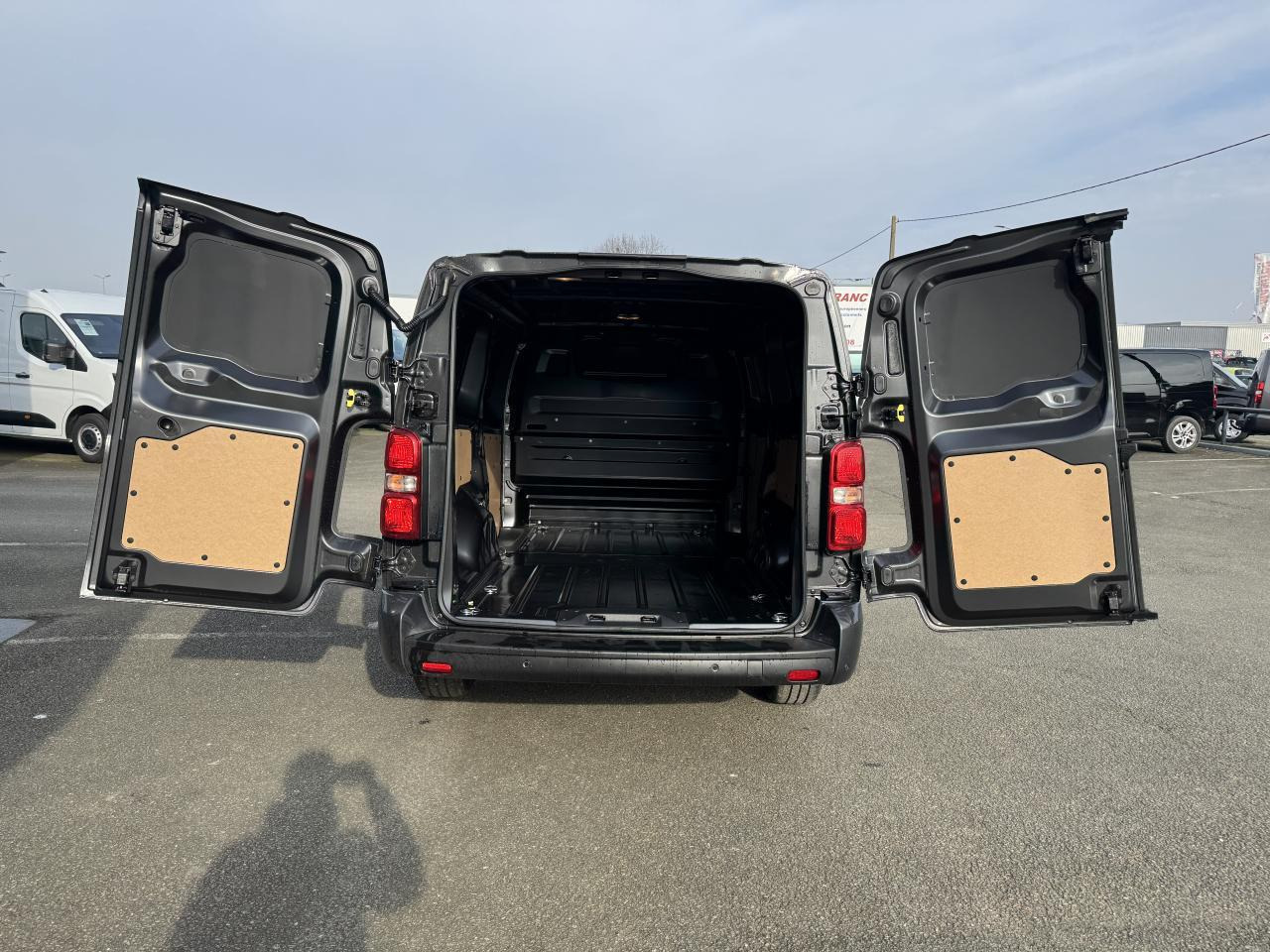 Citroen Jumpy 2 PLACES XL 2.0 BLUEHDI 180CH S&S PACK PREMIUM CONNECT EAT8 - Skåpbil: bild 2 Citroen Jumpy 2 PLACES XL 2.0 BLUEHDI 180CH S&S PACK PREMIUM CONNECT EAT8 - Skåpbil: bild 2