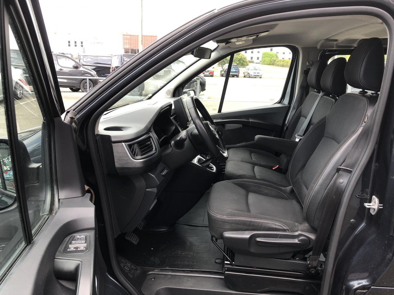 NISSAN PRIMASTAR COMBI L2H1 9 PLACES 2.0 DCI 145CH N-CONNECTA - Minibuss, Persontransport: bild 4 NISSAN PRIMASTAR COMBI L2H1 9 PLACES 2.0 DCI 145CH N-CONNECTA - Minibuss, Persontransport: bild 4