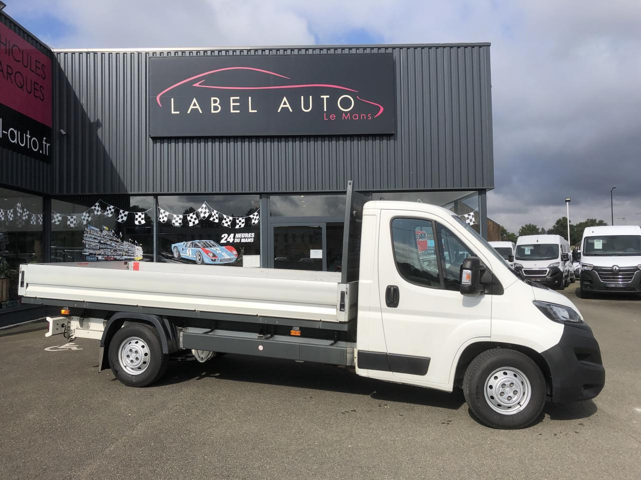 Peugeot Boxer PLATEAU 4M20 L4 2.2 BLUEHDI 140 S&S PREMIUM - Transportbil med flak: bild 1 Peugeot Boxer PLATEAU 4M20 L4 2.2 BLUEHDI 140 S&S PREMIUM - Transportbil med flak: bild 1