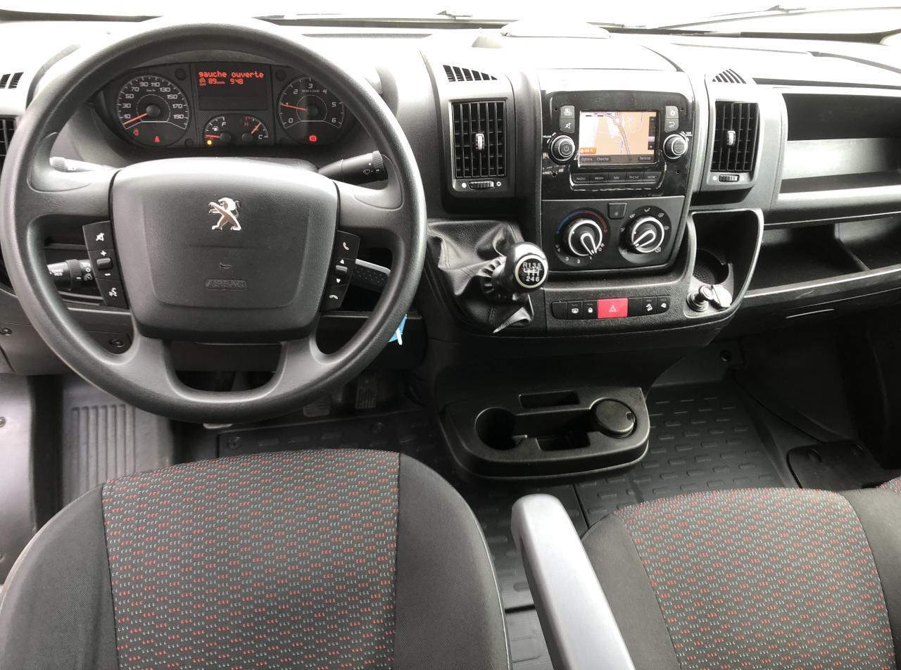 Peugeot Boxer PLATEAU 4M20 L4 2.2 BLUEHDI 140 S&S PREMIUM - Transportbil med flak: bild 3 Peugeot Boxer PLATEAU 4M20 L4 2.2 BLUEHDI 140 S&S PREMIUM - Transportbil med flak: bild 3