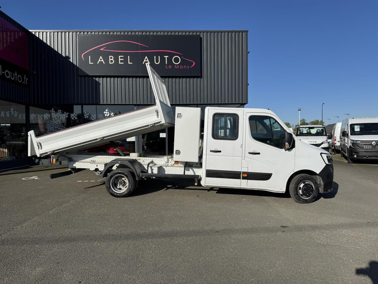 Renault Master RENAULT 3T5 BENNE + COFFRE RJ DOUBLE CABINE 6 PL 2.3 DCI 130 CH CONFORT + GPS + REGUL + CLIM - Transportbil med tippflak: bild 1 Renault Master RENAULT 3T5 BENNE + COFFRE RJ DOUBLE CABINE 6 PL 2.3 DCI 130 CH CONFORT + GPS + REGUL + CLIM - Transportbil med tippflak: bild 1