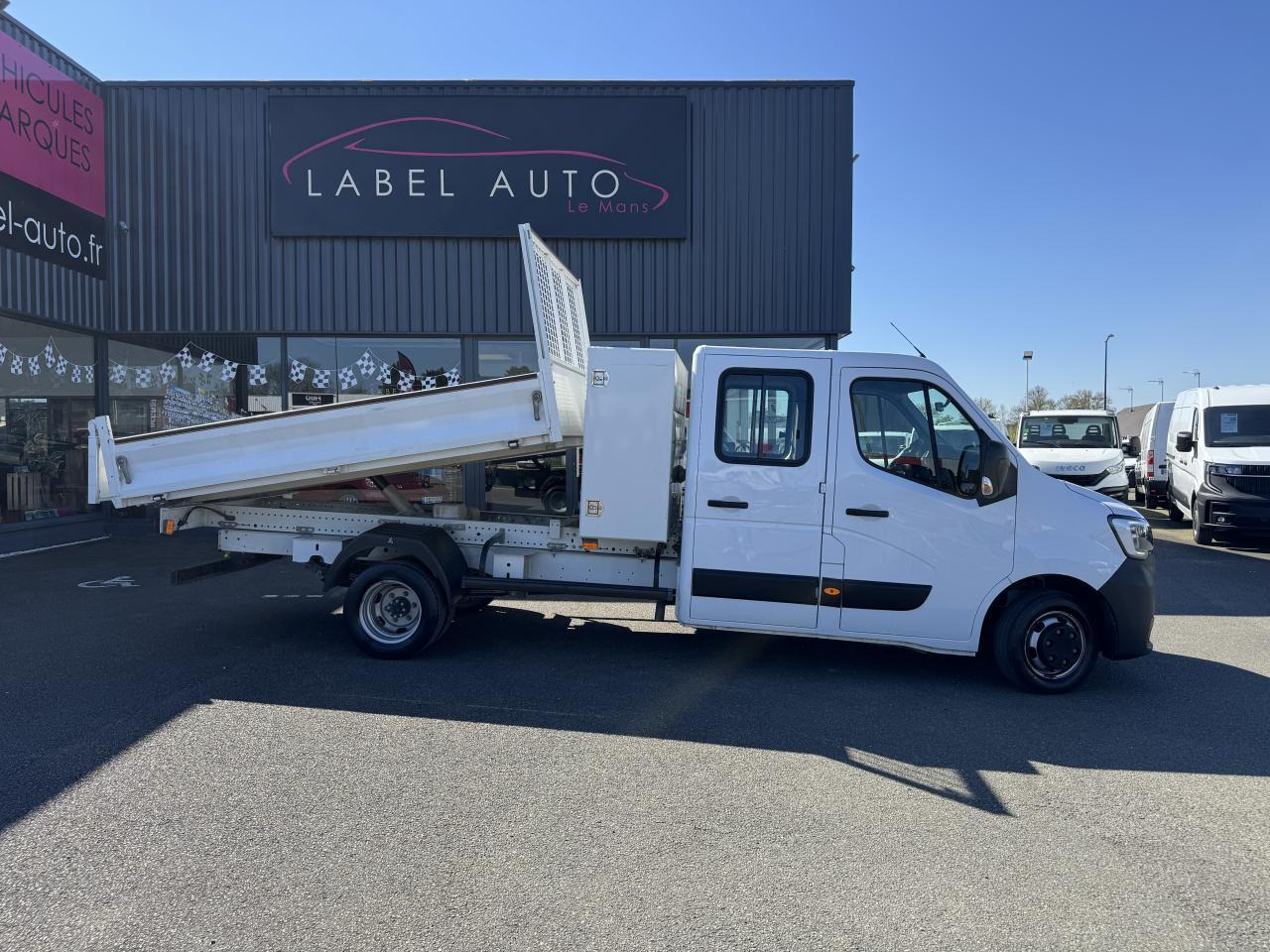 Renault Master RENAULT 3T5 BENNE + COFFRE RJ DOUBLE CABINE 6 PL 2.3 DCI 130 CH CONFORT + GPS + REGUL + CLIM - Transportbil med tippflak: bild 1 Renault Master RENAULT 3T5 BENNE + COFFRE RJ DOUBLE CABINE 6 PL 2.3 DCI 130 CH CONFORT + GPS + REGUL + CLIM - Transportbil med tippflak: bild 1