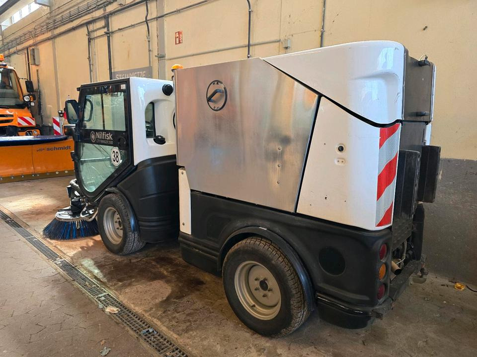 Nilfisk City Ranger 3500 Kehrmaschine Straßenkehrmaschine mit Schmidt Bediendisplay Hako Kehreinheit - Sopmaskin: bild 2 Nilfisk City Ranger 3500 Kehrmaschine Straßenkehrmaschine mit Schmidt Bediendisplay Hako Kehreinheit - Sopmaskin: bild 2