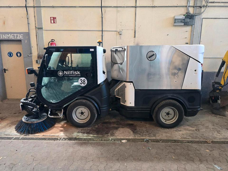 Nilfisk City Ranger 3500 Kehrmaschine Straßenkehrmaschine mit Schmidt Bediendisplay Hako Kehreinheit - Sopmaskin: bild 3 Nilfisk City Ranger 3500 Kehrmaschine Straßenkehrmaschine mit Schmidt Bediendisplay Hako Kehreinheit - Sopmaskin: bild 3