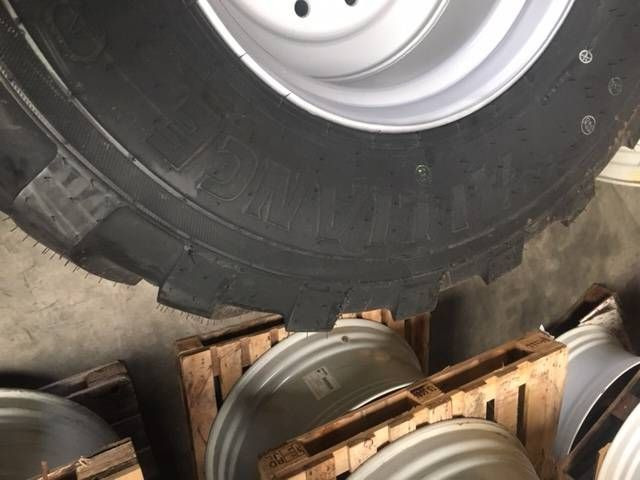 BKT 650/55 R26.5 BKT FL 630 op velg - Däck och fälgar för Lantbruksmaskiner: bild 2 BKT 650/55 R26.5 BKT FL 630 op velg - Däck och fälgar för Lantbruksmaskiner: bild 2