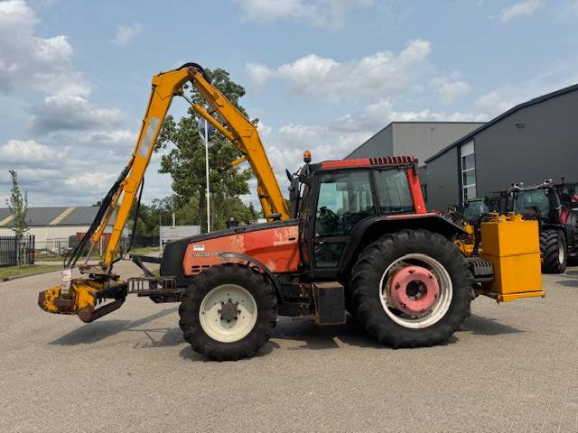 Valtra 8150 hitech met Bos maaiarm met klepelmaaier - Traktor: bild 1 Valtra 8150 hitech met Bos maaiarm met klepelmaaier - Traktor: bild 1