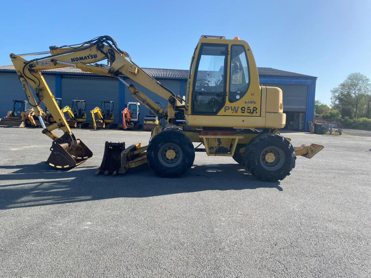 Komatsu PW95 - Grävmaskin på däck: bild 1 Komatsu PW95 - Grävmaskin på däck: bild 1