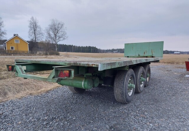 JALKALAVAKÄRRY - 3-akselinen ILMA-ALUSTAINEN KÄRRY MONEEN KÄYTTÖÖN - Flakvagn för lantbruk: bild 3 JALKALAVAKÄRRY - 3-akselinen ILMA-ALUSTAINEN KÄRRY MONEEN KÄYTTÖÖN - Flakvagn för lantbruk: bild 3
