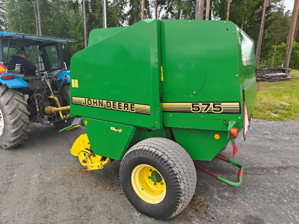 JOHN DEERE Pyöröpaalain 575 - Rundbalspress: bild 2 JOHN DEERE Pyöröpaalain 575 - Rundbalspress: bild 2
