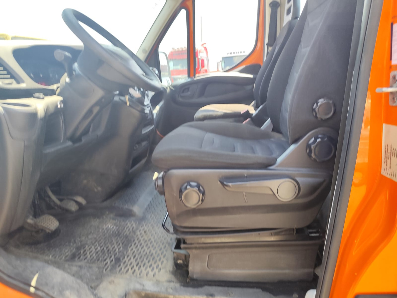 IVECO DAILY 35-140 - Kranbil: bild 4 IVECO DAILY 35-140 - Kranbil: bild 4