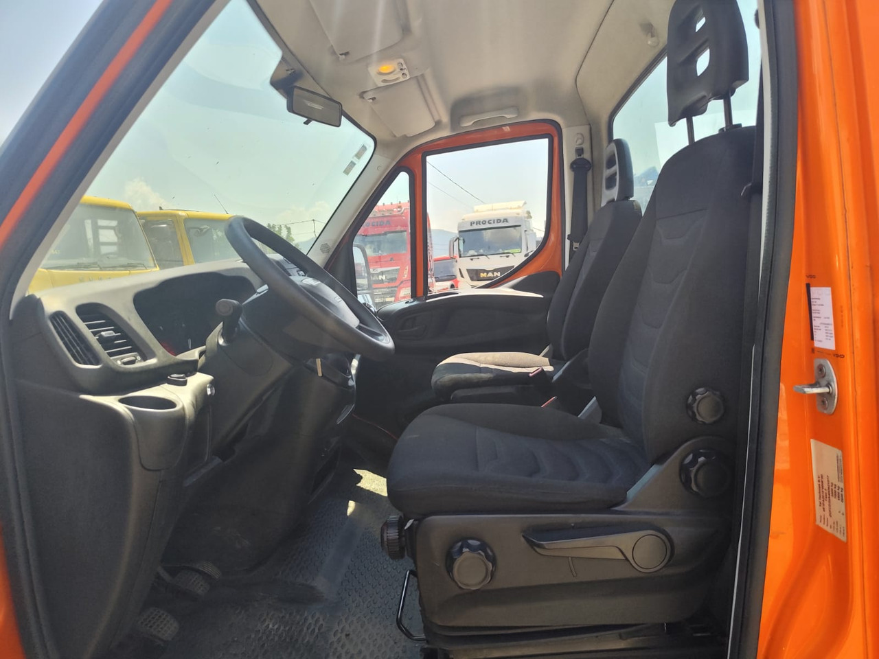 IVECO DAILY 35-140 - Kranbil: bild 3 IVECO DAILY 35-140 - Kranbil: bild 3