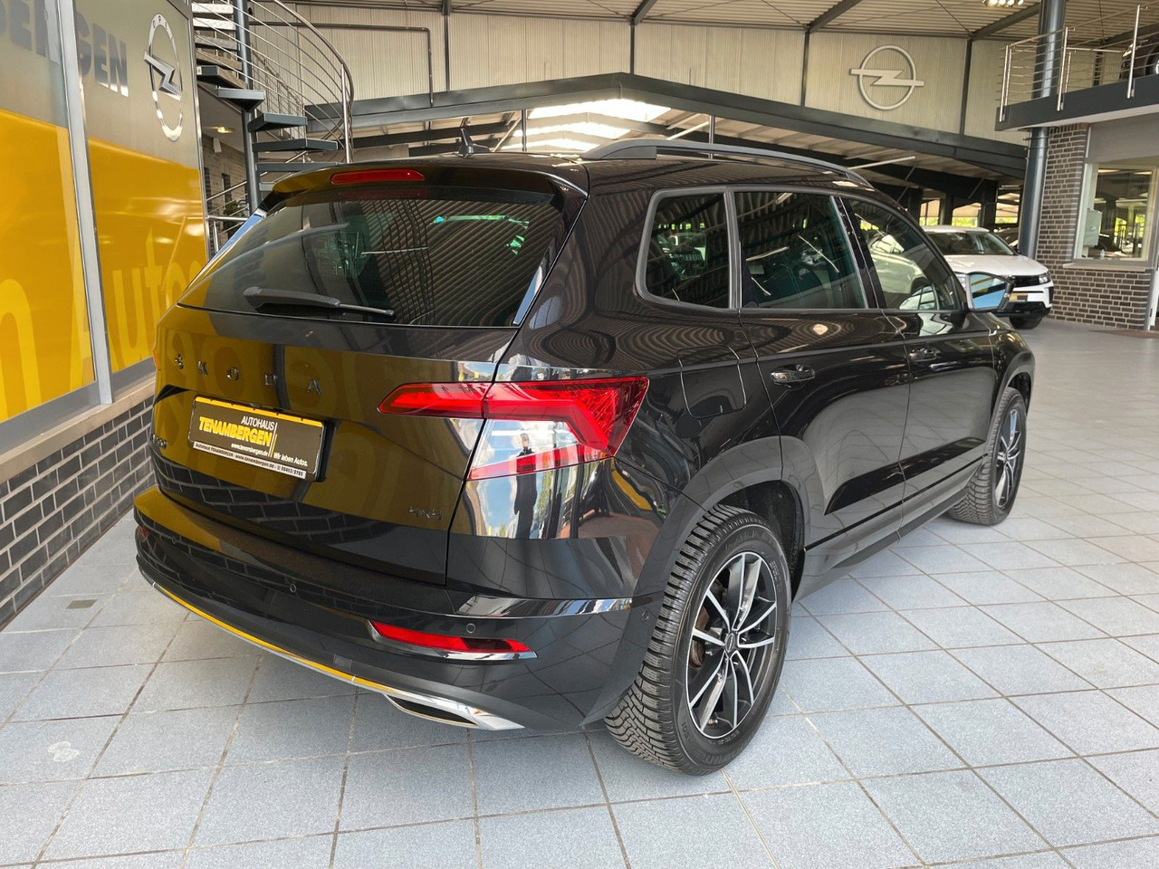Skoda Karoq Sportline 4x4 Kamera Virt.Cockp LED ACC - SUV: bild 3 Skoda Karoq Sportline 4x4 Kamera Virt.Cockp LED ACC - SUV: bild 3