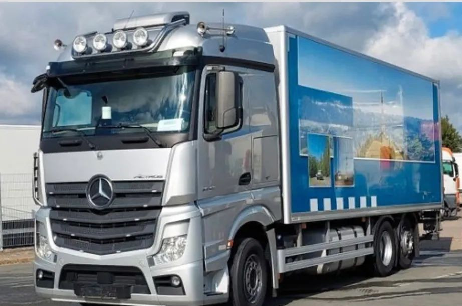 Mercedes-Benz ACTROS 2542 - Lastbil med skåp: bild 1 Mercedes-Benz ACTROS 2542 - Lastbil med skåp: bild 1
