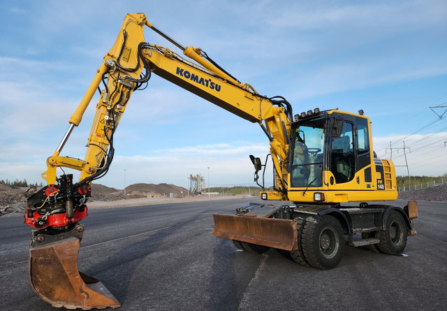 KOMATSU Komatsu PW148-8 Rototilt R6 - Grävmaskin på däck: bild 1 KOMATSU Komatsu PW148-8 Rototilt R6 - Grävmaskin på däck: bild 1