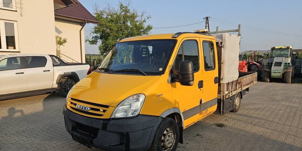 Iveco Daily 35S14 HDS 830 kg doka dubel brygadówka - Transportbil med flak: bild 2 Iveco Daily 35S14 HDS 830 kg doka dubel brygadówka - Transportbil med flak: bild 2