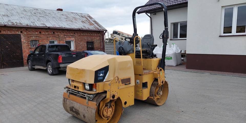 Walec Caterpillar CB24 2700 kg CAT - Vält: bild 1 Walec Caterpillar CB24 2700 kg CAT - Vält: bild 1