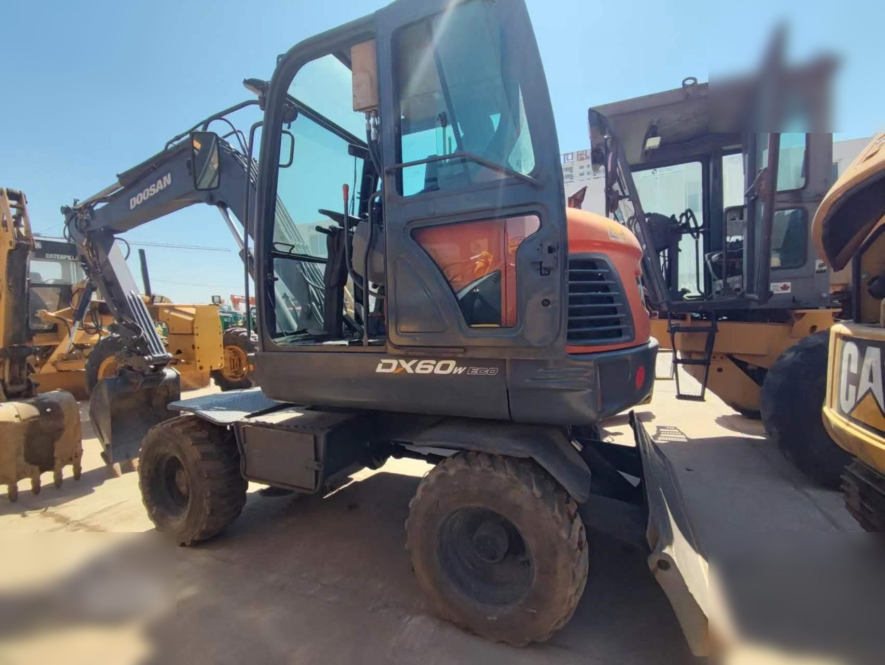 DOOSAN DX60W ECO - Grävmaskin på däck: bild 1 DOOSAN DX60W ECO - Grävmaskin på däck: bild 1