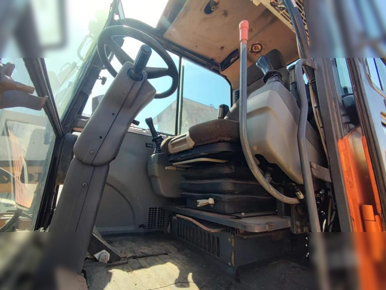 DOOSAN DX60W ECO - Grävmaskin på däck: bild 2 DOOSAN DX60W ECO - Grävmaskin på däck: bild 2