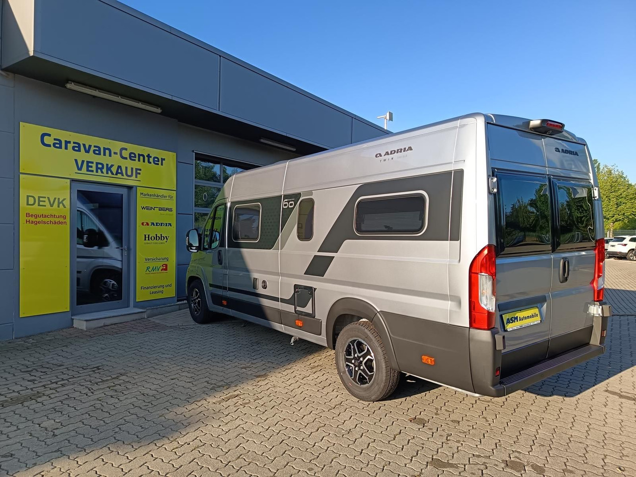 Adria Twin "60Y" 640 SLB*180 PS*4,25t MAXI*COMBI D 6E* - Campingbil: bild 2 Adria Twin "60Y" 640 SLB*180 PS*4,25t MAXI*COMBI D 6E* - Campingbil: bild 2