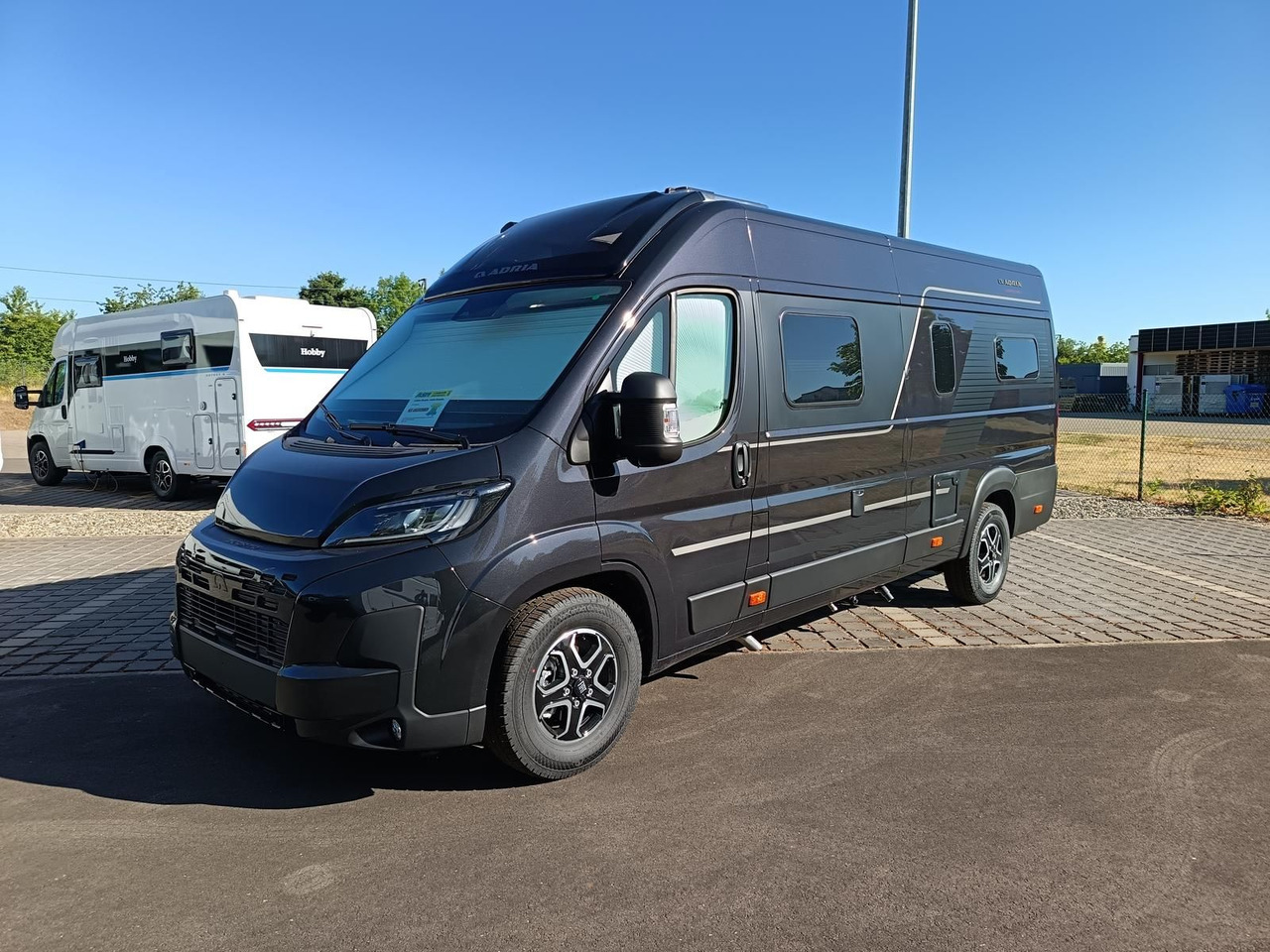 Adria Twin Edition 640 SGX Maxi 132kW*138L KÜHLSCHRANK - Campingbil: bild 2 Adria Twin Edition 640 SGX Maxi 132kW*138L KÜHLSCHRANK - Campingbil: bild 2