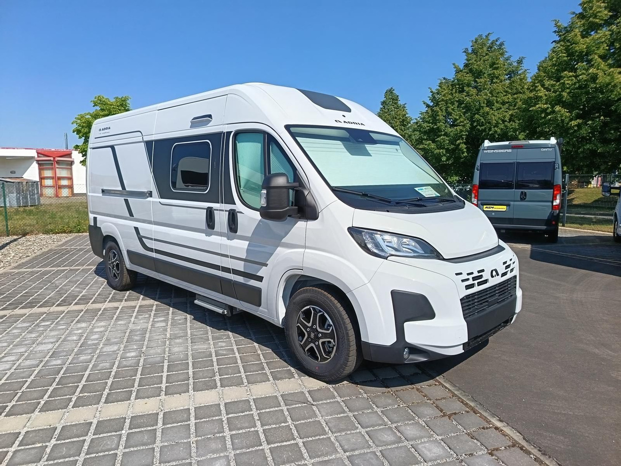 Adria Twin Twin 600 SPB Family*SAFETY+STYLE*DAB*SOFORT - Campingbil: bild 2 Adria Twin Twin 600 SPB Family*SAFETY+STYLE*DAB*SOFORT - Campingbil: bild 2