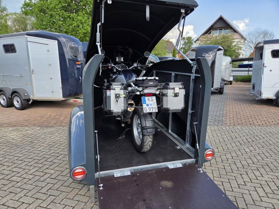 PKW Anhänger geschlossen Motorrad Mieten Leihen 1000kg 100km/h - MC-släp: bild 1 PKW Anhänger geschlossen Motorrad Mieten Leihen 1000kg 100km/h - MC-släp: bild 1