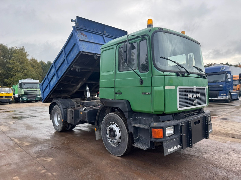 MAN 19.322 (STEEL SUSPENSION & MANUAL PUMP / SUSPENSION LAMES & POMPE MANUELLE) - Transportbil med tippflak: bild 3 MAN 19.322 (STEEL SUSPENSION & MANUAL PUMP / SUSPENSION LAMES & POMPE MANUELLE) - Transportbil med tippflak: bild 3