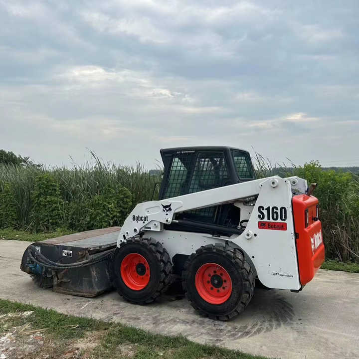 USED BOBCAT S160 Skid-steer Loader Bobcat S160 Carry Sweeper with Very Good Performance Is for Sale at a Low Price. - Kompaktlastare/ Slirstyrda lastare: bild 1 USED BOBCAT S160 Skid-steer Loader Bobcat S160 Carry Sweeper with Very Good Performance Is for Sale at a Low Price. - Kompaktlastare/ Slirstyrda lastare: bild 1