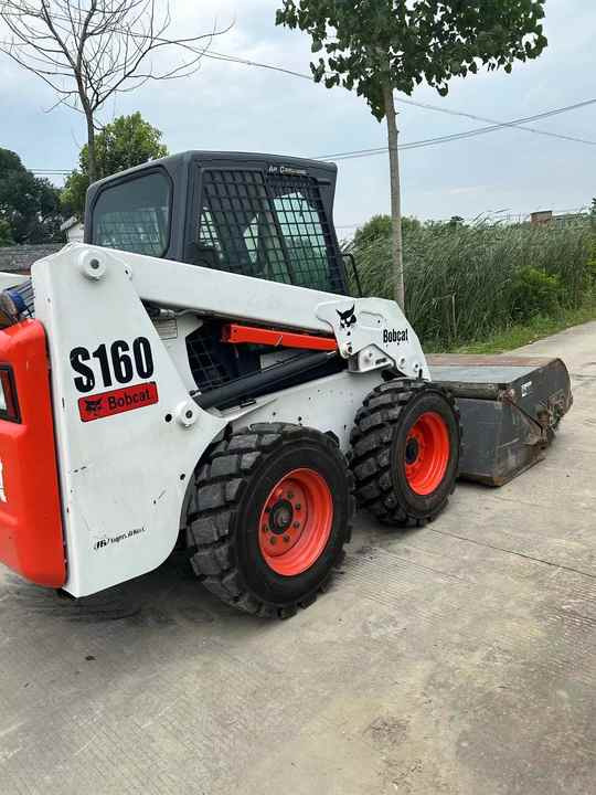 USED BOBCAT S160 Skid-steer Loader Bobcat S160 Carry Sweeper with Very Good Performance Is for Sale at a Low Price. - Kompaktlastare/ Slirstyrda lastare: bild 4 USED BOBCAT S160 Skid-steer Loader Bobcat S160 Carry Sweeper with Very Good Performance Is for Sale at a Low Price. - Kompaktlastare/ Slirstyrda lastare: bild 4