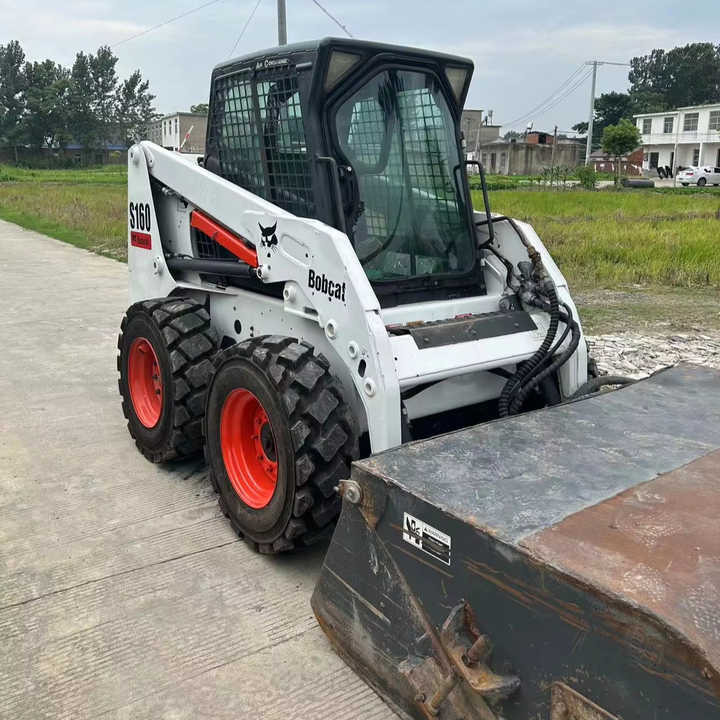 USED BOBCAT S160 Skid-steer Loader Bobcat S160 Carry Sweeper with Very Good Performance Is for Sale at a Low Price. - Kompaktlastare/ Slirstyrda lastare: bild 1 USED BOBCAT S160 Skid-steer Loader Bobcat S160 Carry Sweeper with Very Good Performance Is for Sale at a Low Price. - Kompaktlastare/ Slirstyrda lastare: bild 1