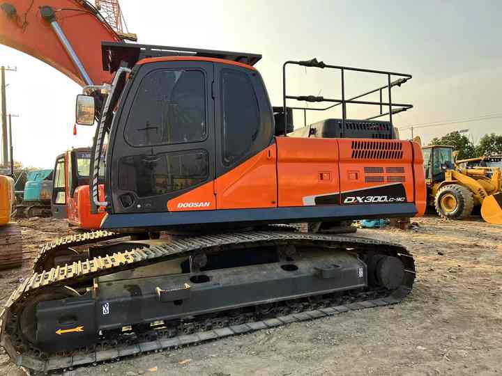 Used Digger DOOSAN DX300 Construction Machinery Construction Digger Used DOOSAN DX300 Cheap Excavator - Bandgrävare: bild 2 Used Digger DOOSAN DX300 Construction Machinery Construction Digger Used DOOSAN DX300 Cheap Excavator - Bandgrävare: bild 2