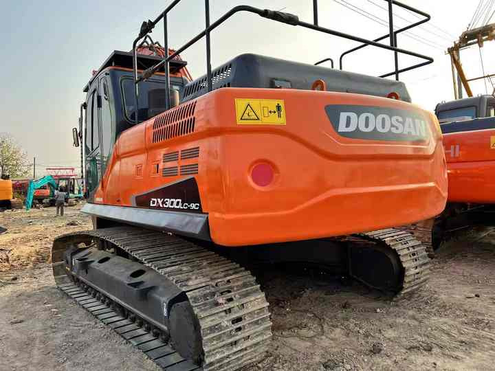 Used Digger DOOSAN DX300 Construction Machinery Construction Digger Used DOOSAN DX300 Cheap Excavator - Bandgrävare: bild 5 Used Digger DOOSAN DX300 Construction Machinery Construction Digger Used DOOSAN DX300 Cheap Excavator - Bandgrävare: bild 5