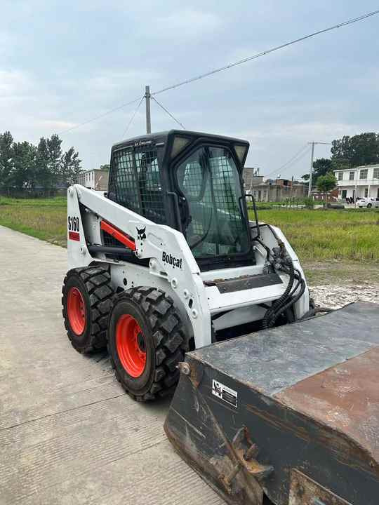USED BOBCAT S160 Skid-steer Loader Bobcat S160 Carry Sweeper with Very Good Performance Is for Sale at a Low Price. - Kompaktlastare/ Slirstyrda lastare: bild 2 USED BOBCAT S160 Skid-steer Loader Bobcat S160 Carry Sweeper with Very Good Performance Is for Sale at a Low Price. - Kompaktlastare/ Slirstyrda lastare: bild 2