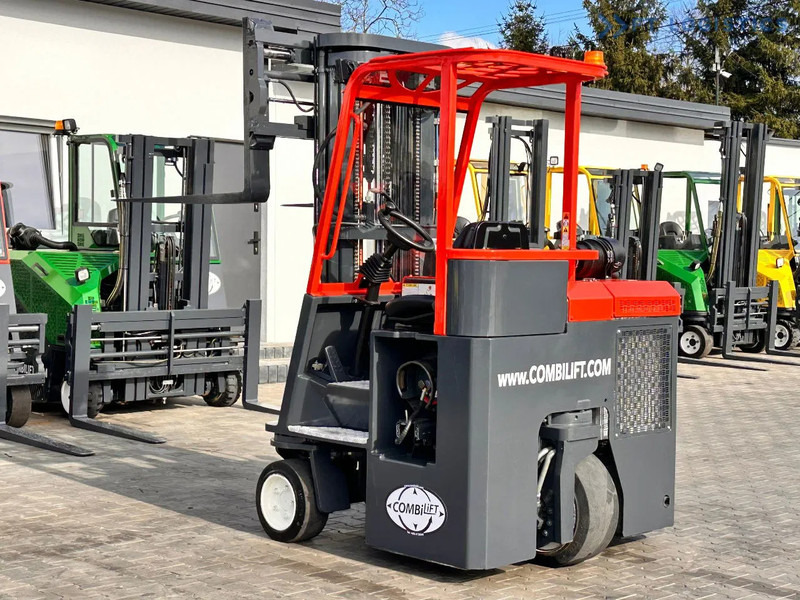 Combilift C3000CB / LPG / TRIPLEX / 5500MM / FREE LIFT / FORK SHIFT / POSITIONER C3000CB / LPG / TRIPLEX / 5500MM / FREE LIFT / FORK SHIFT - 4-vägstruck: bild 3 Combilift C3000CB / LPG / TRIPLEX / 5500MM / FREE LIFT / FORK SHIFT / POSITIONER C3000CB / LPG / TRIPLEX / 5500MM / FREE LIFT / FORK SHIFT - 4-vägstruck: bild 3