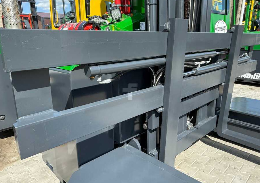 Combilift C5000E / ELECTRIC / TRIPLEX 8300MM / FULL FREE LIFT / WIDE POSITIONER / FORK SIDESHIFT / BATTERY LIKE NEW - 4-vägstruck: bild 5 Combilift C5000E / ELECTRIC / TRIPLEX 8300MM / FULL FREE LIFT / WIDE POSITIONER / FORK SIDESHIFT / BATTERY LIKE NEW - 4-vägstruck: bild 5