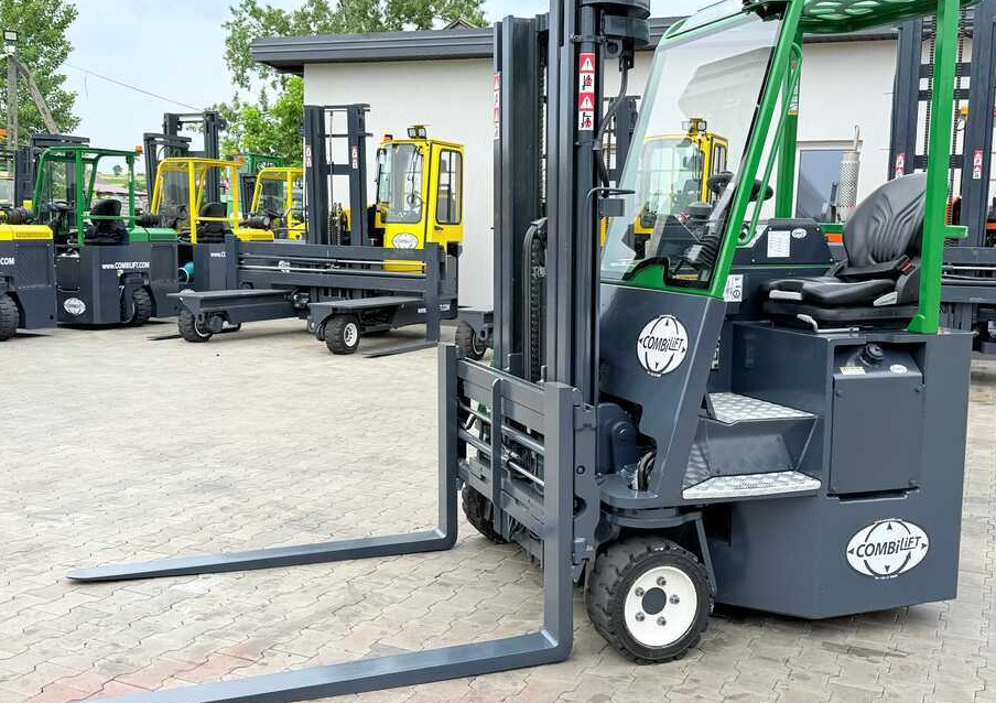 Combilift CB3000 / DIESEL / TRIPLEX 4900MM / FREE LIFT / SIDESHIFT / FORK POSITIONER / 1500MM FORKS / LIKE NEW - 4-vägstruck: bild 1 Combilift CB3000 / DIESEL / TRIPLEX 4900MM / FREE LIFT / SIDESHIFT / FORK POSITIONER / 1500MM FORKS / LIKE NEW - 4-vägstruck: bild 1