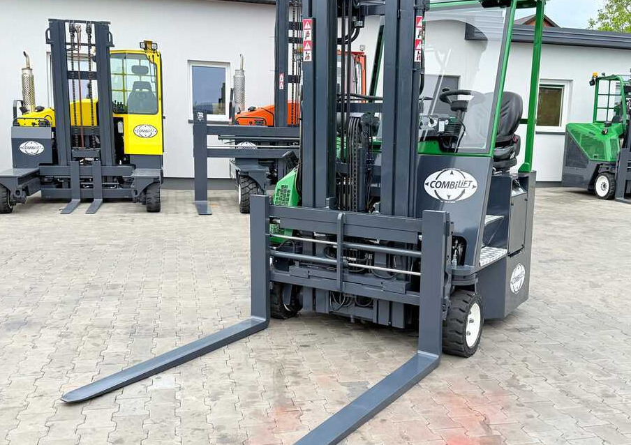 Combilift CB3000 / DIESEL / TRIPLEX 4900MM / FREE LIFT / SIDESHIFT / FORK POSITIONER / 1500MM FORKS / LIKE NEW - 4-vägstruck: bild 3 Combilift CB3000 / DIESEL / TRIPLEX 4900MM / FREE LIFT / SIDESHIFT / FORK POSITIONER / 1500MM FORKS / LIKE NEW - 4-vägstruck: bild 3