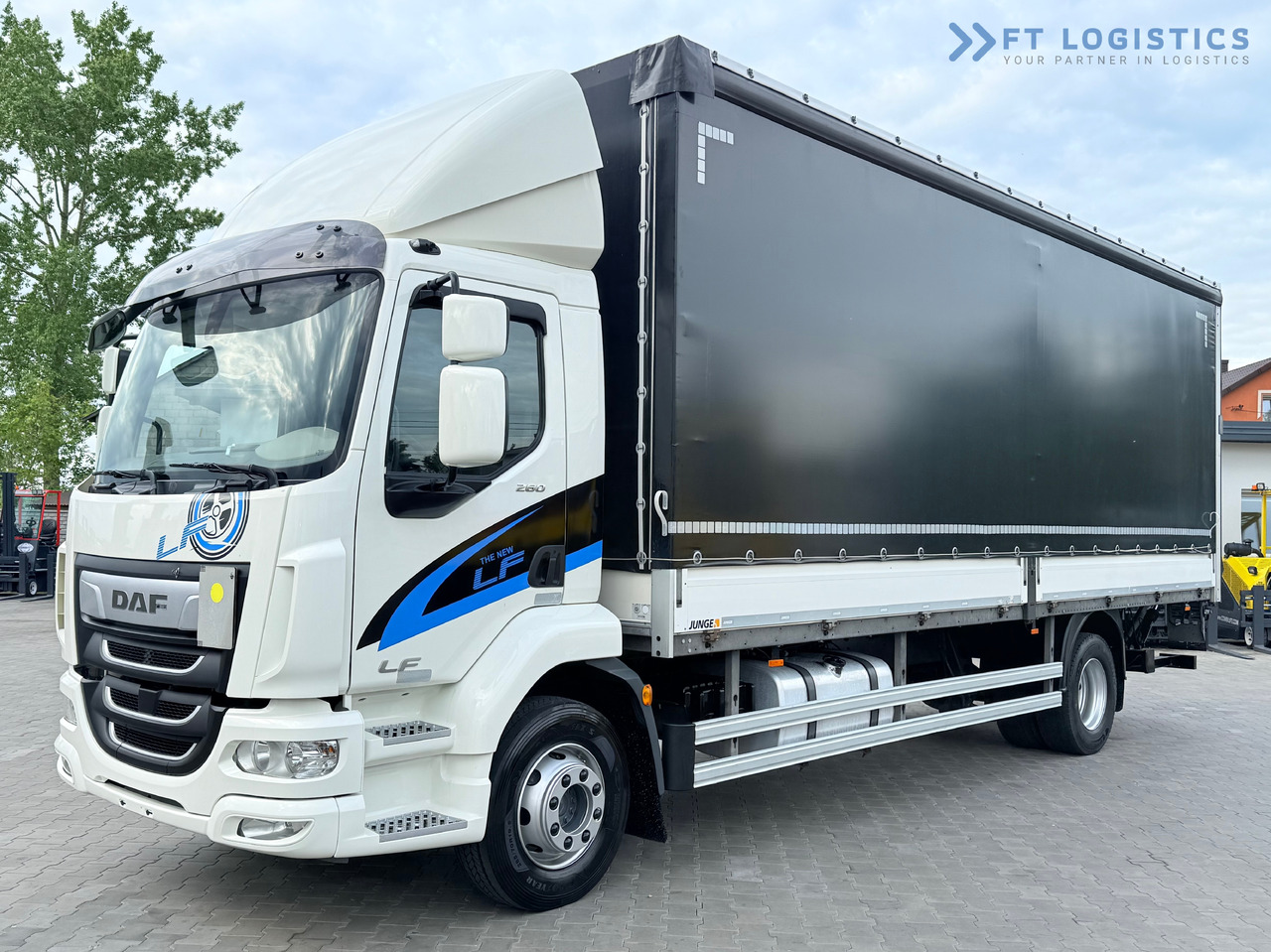 DAF LF 260 FA / AUTOMATIC / 9,255 kg PAYLOAD / 4x2 / 18 PALLETS / TAIL LIFT / SIDE BOARDS / EXCELLENT CONDITION! - Kapellbil: bild 1 DAF LF 260 FA / AUTOMATIC / 9,255 kg PAYLOAD / 4x2 / 18 PALLETS / TAIL LIFT / SIDE BOARDS / EXCELLENT CONDITION! - Kapellbil: bild 1