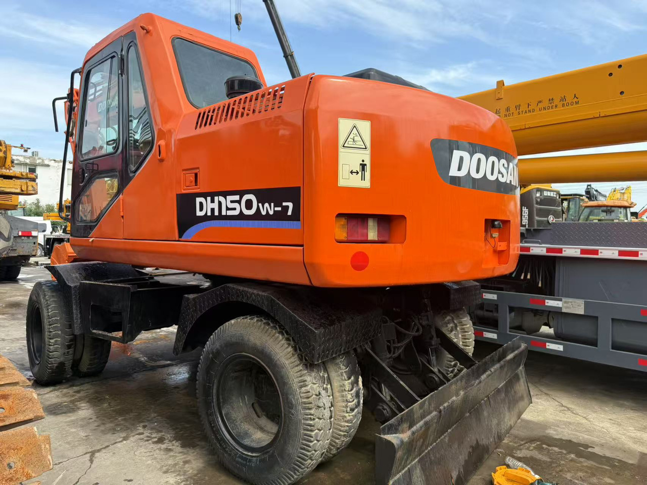 DOOSAN DH150W-7 - Grävmaskin på däck: bild 1 DOOSAN DH150W-7 - Grävmaskin på däck: bild 1