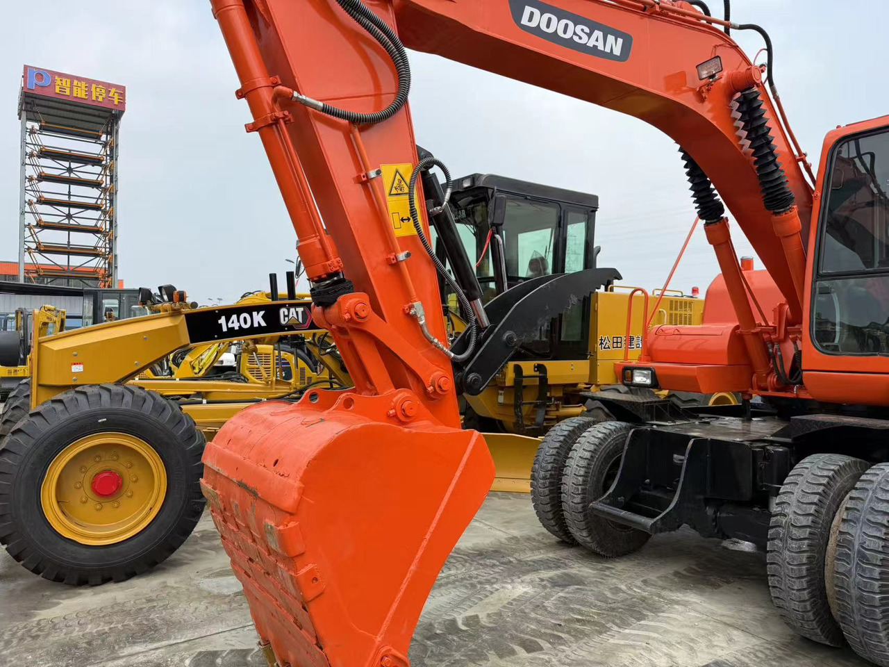 DOOSAN DH150W-7 - Grävmaskin på däck: bild 2 DOOSAN DH150W-7 - Grävmaskin på däck: bild 2