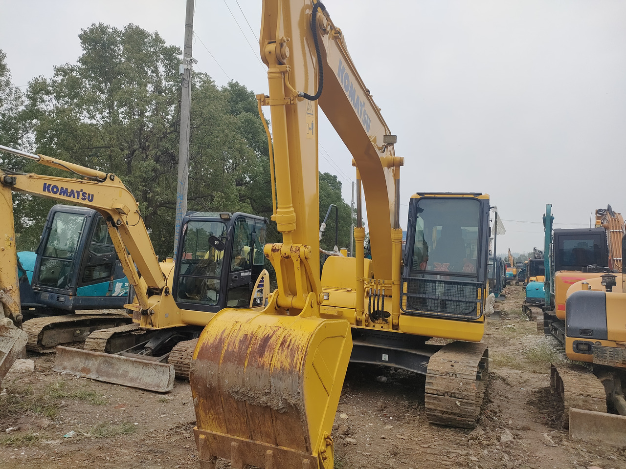 KOMATSU PC130-7 - Grävmaskin på däck: bild 3 KOMATSU PC130-7 - Grävmaskin på däck: bild 3