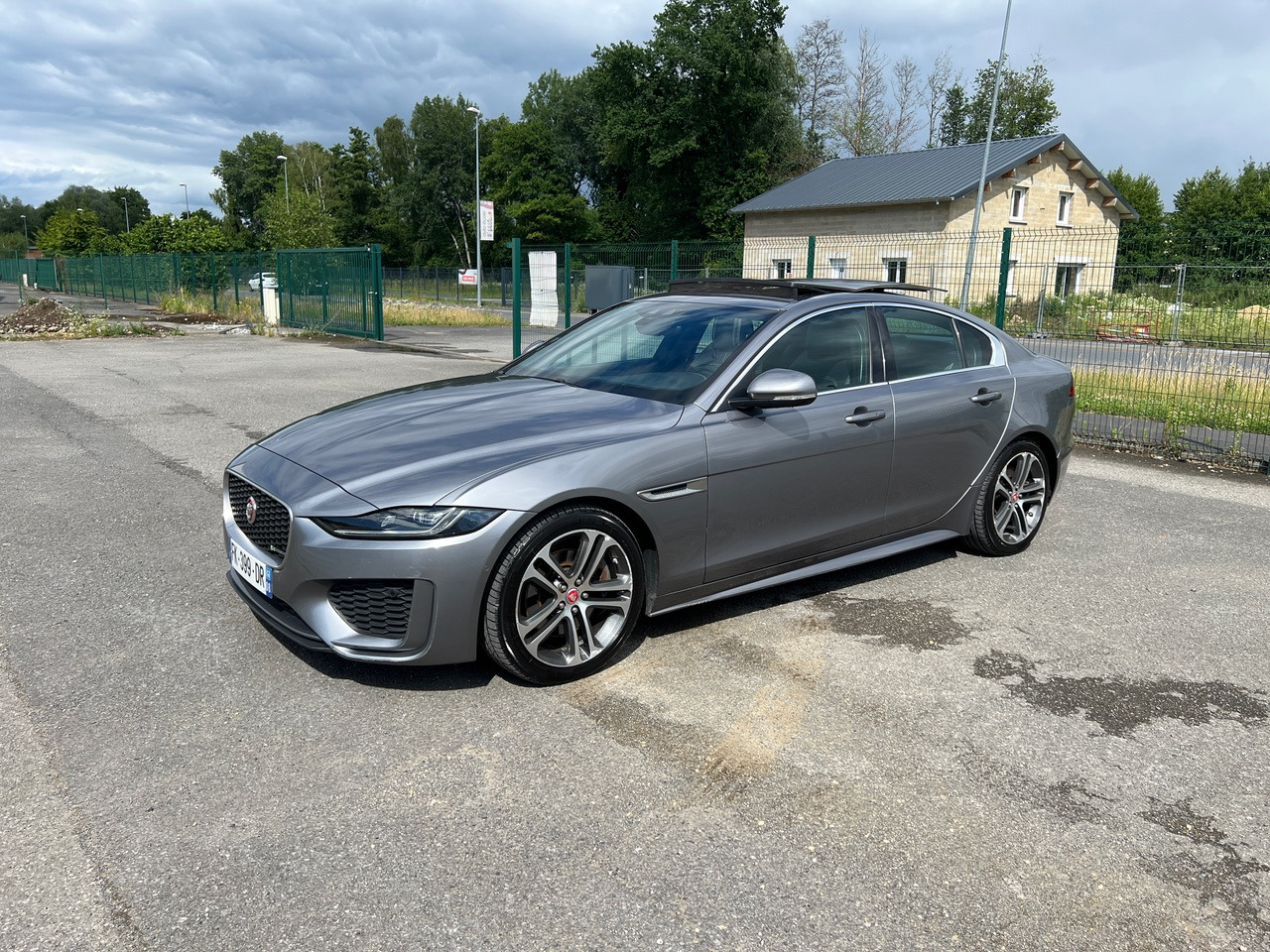 JAGUAR XE 20MY SE R-DYN. 2.0L D 180 BVA8 Cockpit PANO - Sedan: bild 1 JAGUAR XE 20MY SE R-DYN. 2.0L D 180 BVA8 Cockpit PANO - Sedan: bild 1
